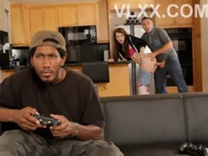 Em ngồi học vẽ