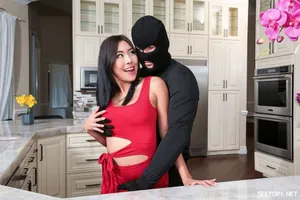 Em thư ký đến nhà xin lỗi vị khách hàng khó tính vì một sai lầm và cái kết