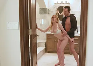 Đưa em học sinh nữ vào nhà trọ sau giờ học