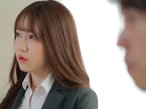 Thầy giáo tận tụy với nghề dạy bơi gục ngã trước cặp mông của em nữ sinh